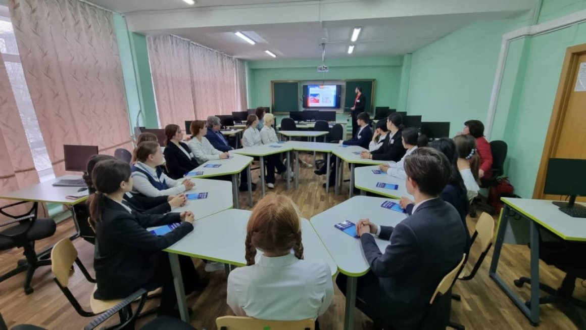 Школьники Артёмовского городского округа поближе познакомились с Конституцией