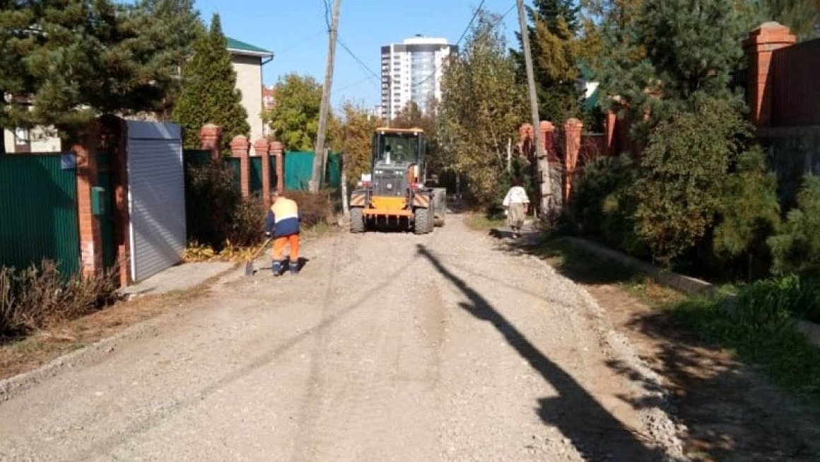 Дорожное полотно продолжают приводить в порядок во Владивостоке