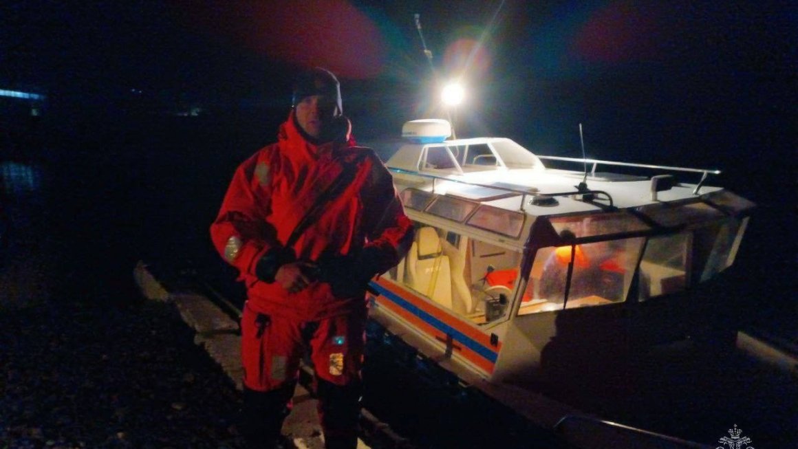 Двух рыбаков из Приморья ветром унесло в Японское море