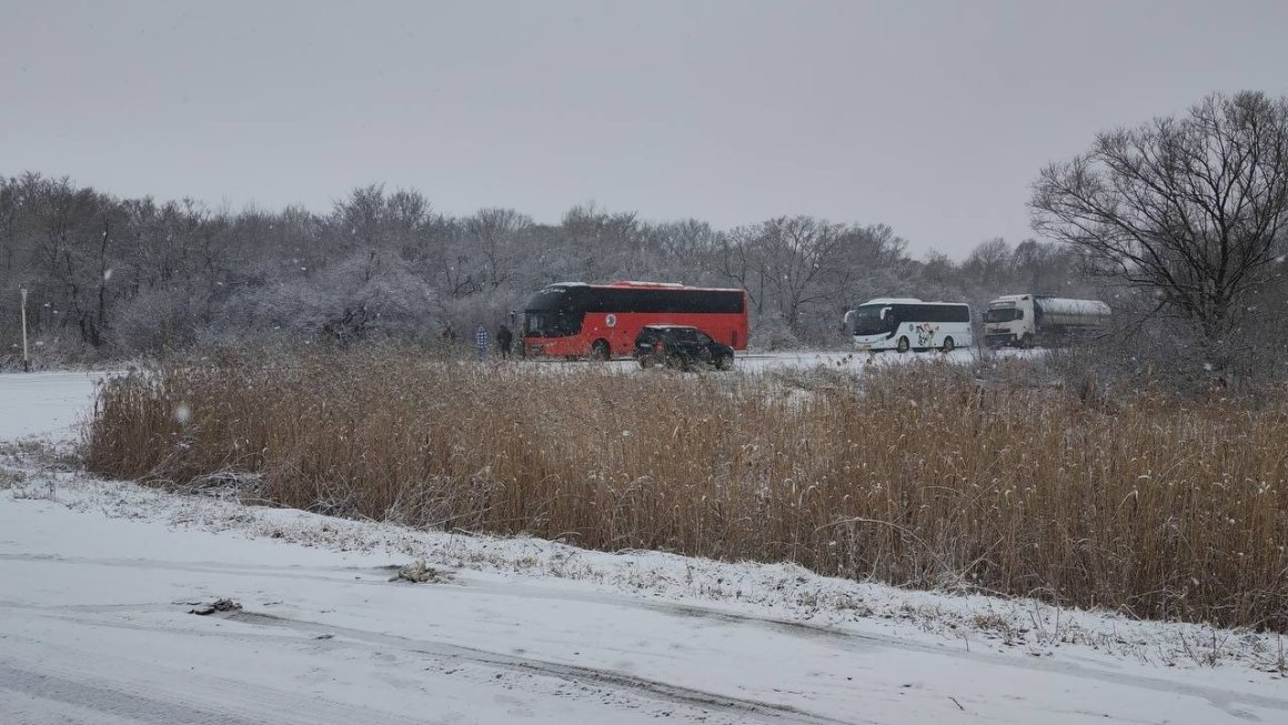 Из-за снегопода в Приморье ограничили движение автобусов и большегрузов