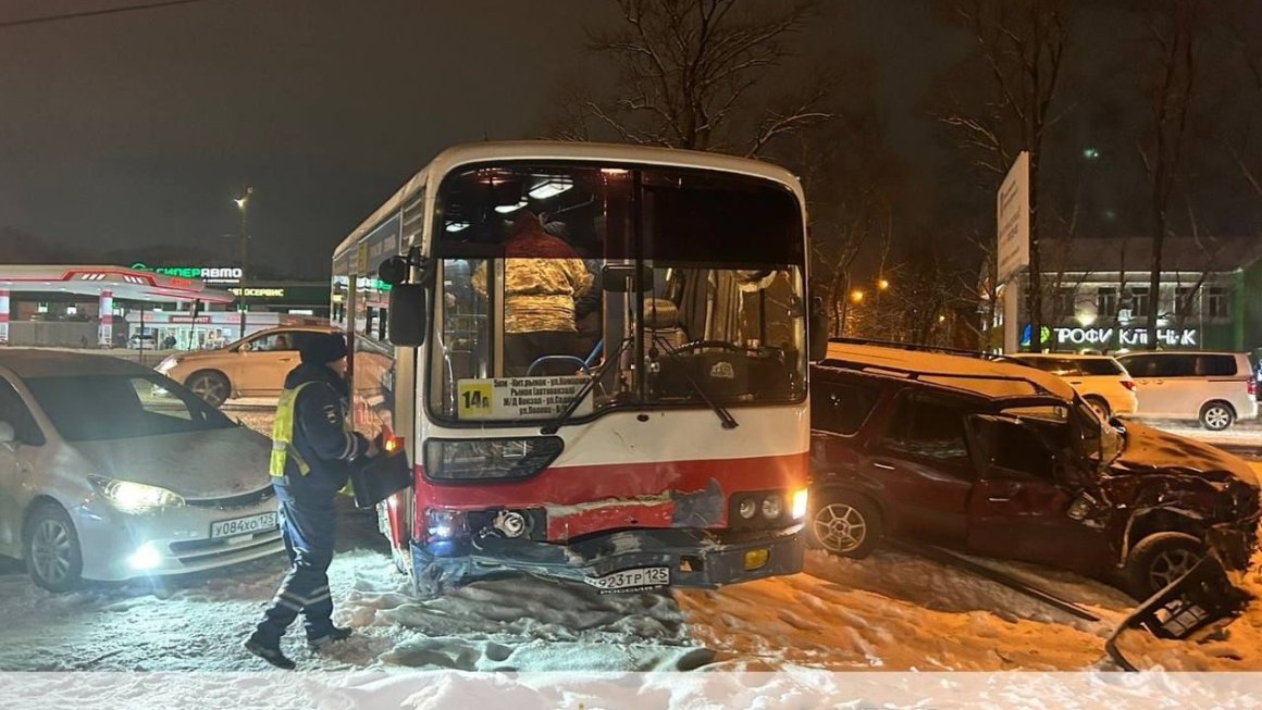 Автобус с пассажирами попал в ДТП в Приморье