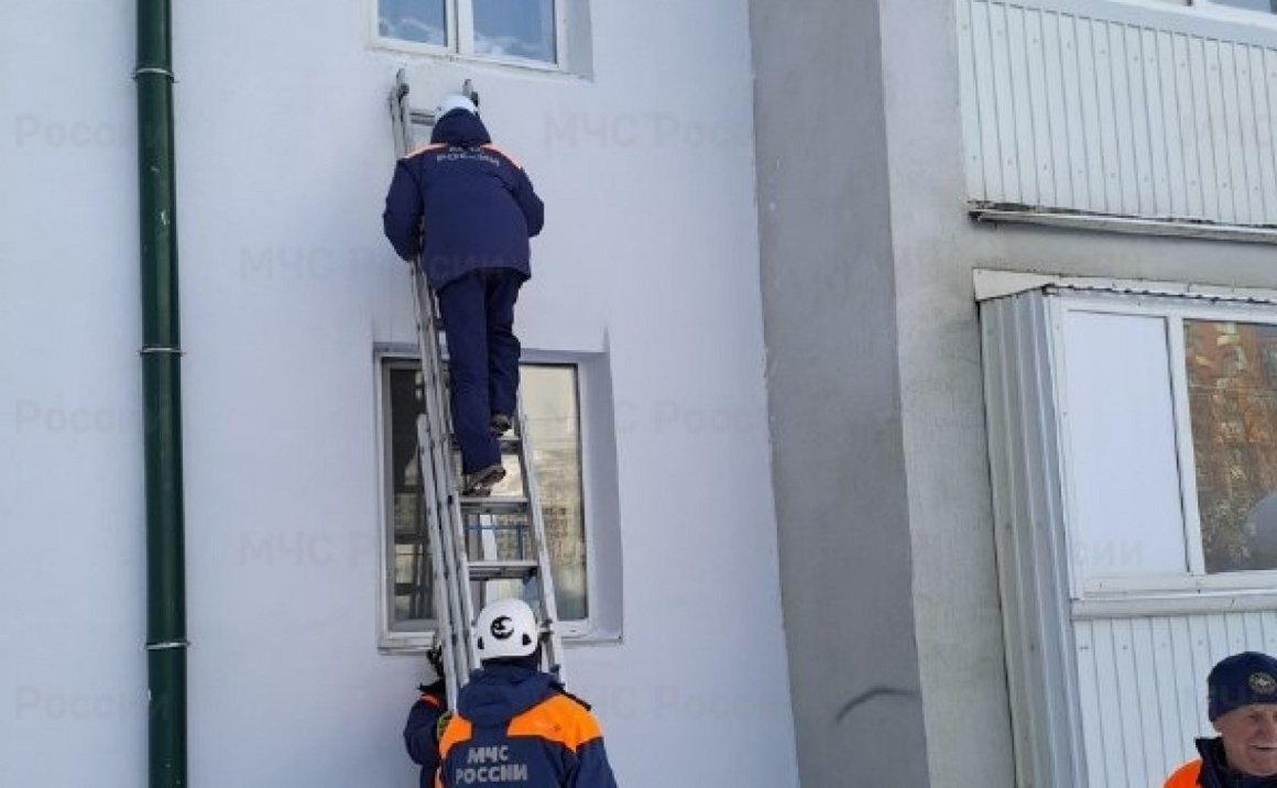 На Сахалине спасателям пришлось проникать в окно, чтобы спасти ребёнка -  Сопки - Главное из жизни Дальнего Востока