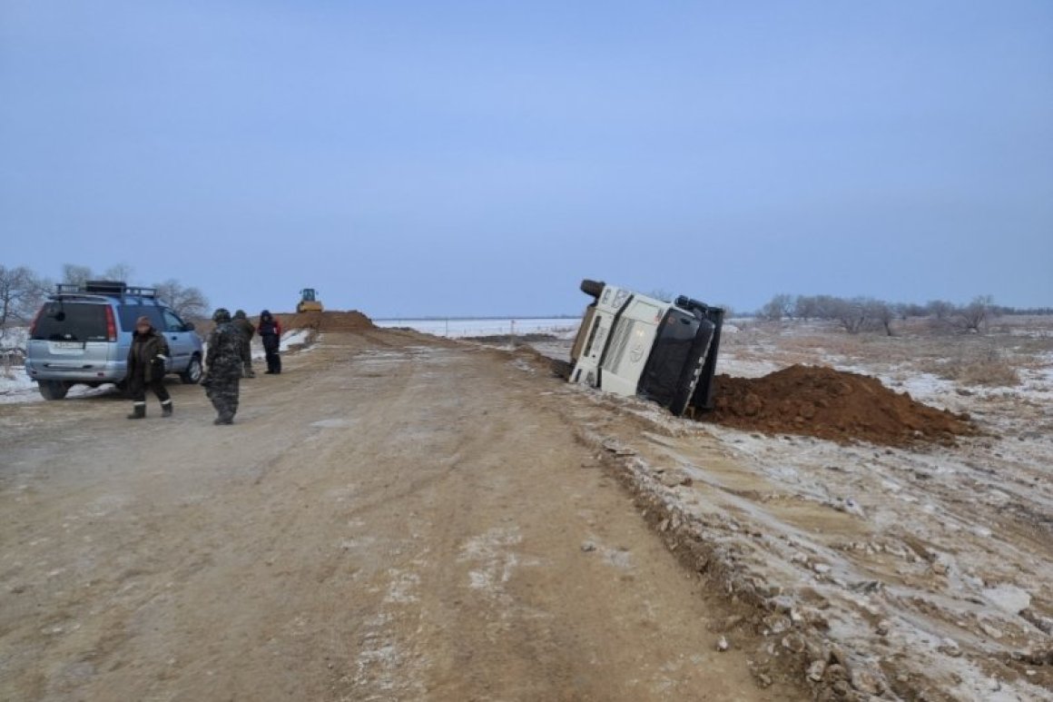 Самосвал слетел с дамбы и опрокинулся в ЕАО