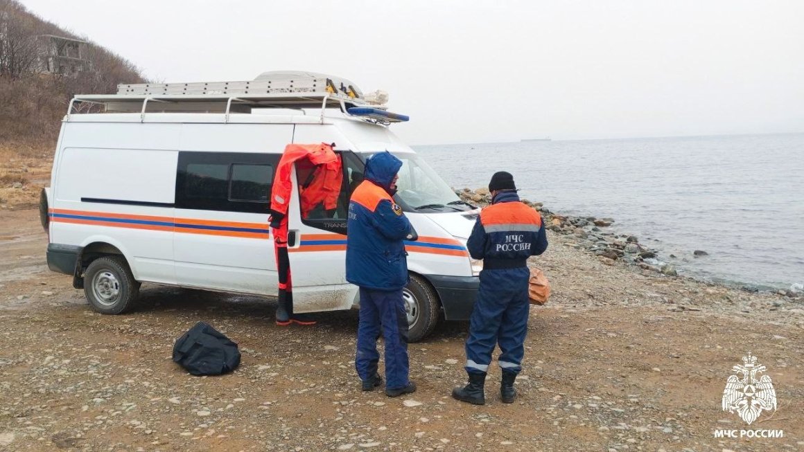 Лодка с рыбаками перевернулась в Приморье