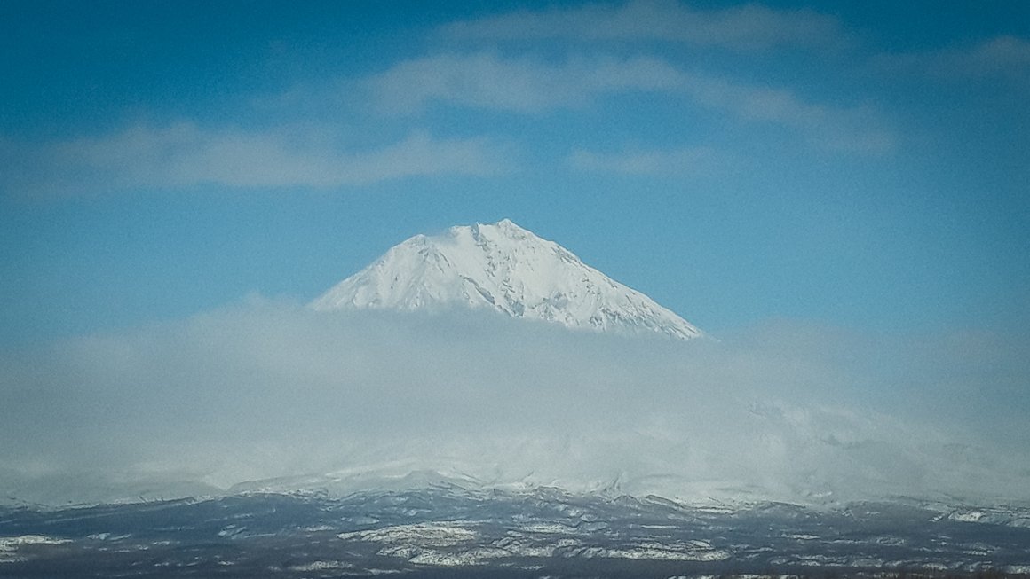 Пепел поднимается с вулкана Шевелуч на Камчатке