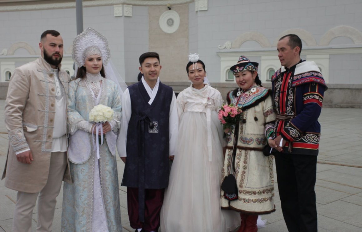 Свадебная троица: три пары из Хабаровского края стали супругами во время самой массовой свадебной церемонии в России