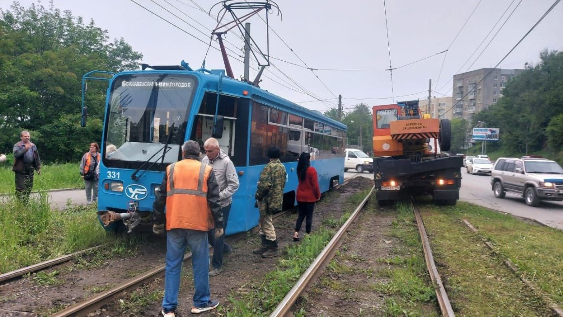 Трамвай сошёл с рельсов во Владивостоке