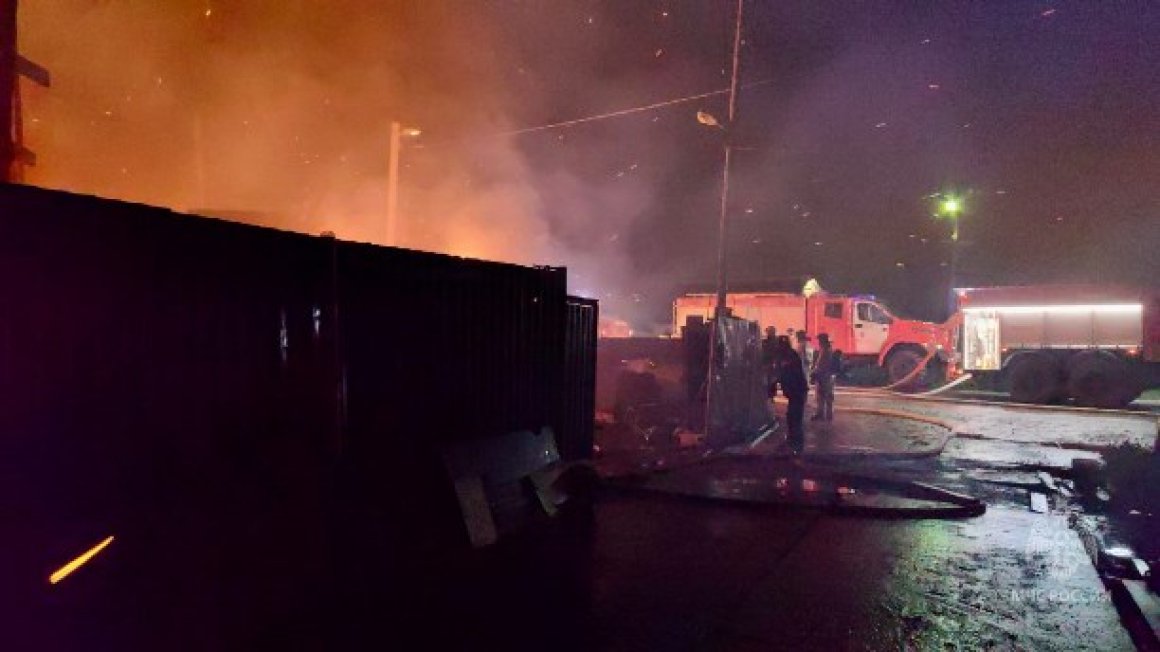 Огонь уничтожил 300 квадратов жилого дома на Сахалине