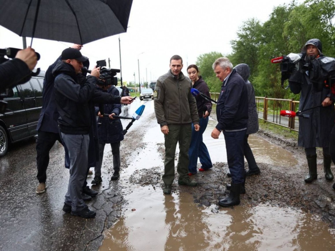 Демешин устроил разнос подрядчикам и местным властям за разбитую дорогу в  Хабаровском районе - Сопки - Главное из жизни Дальнего Востока