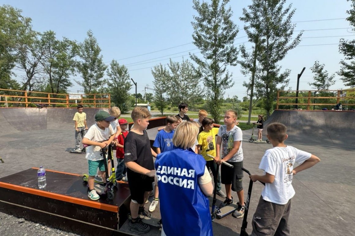 В Спасске-Дальнем проверили качество установки нового спортивного объекта