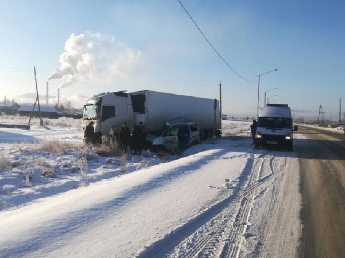 В жестком ДТП с фурой погиб мужчина в Бурятии