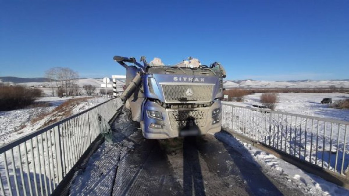 Грузовику снесло крышу в Бурятии