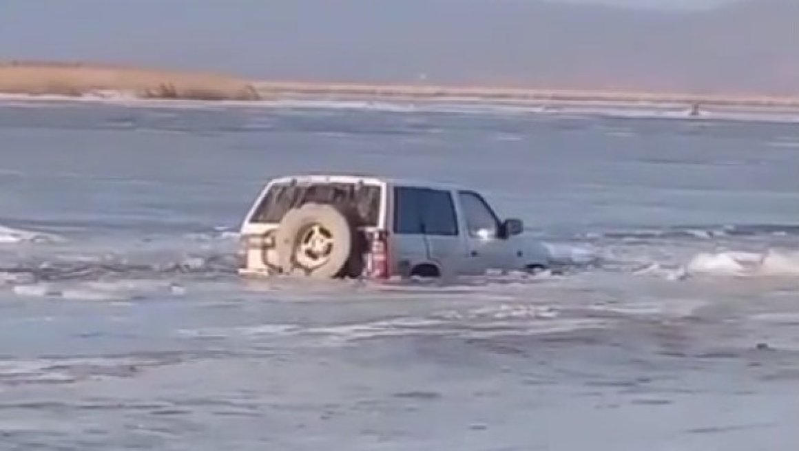 Внедорожник провалился под лед в Приморье