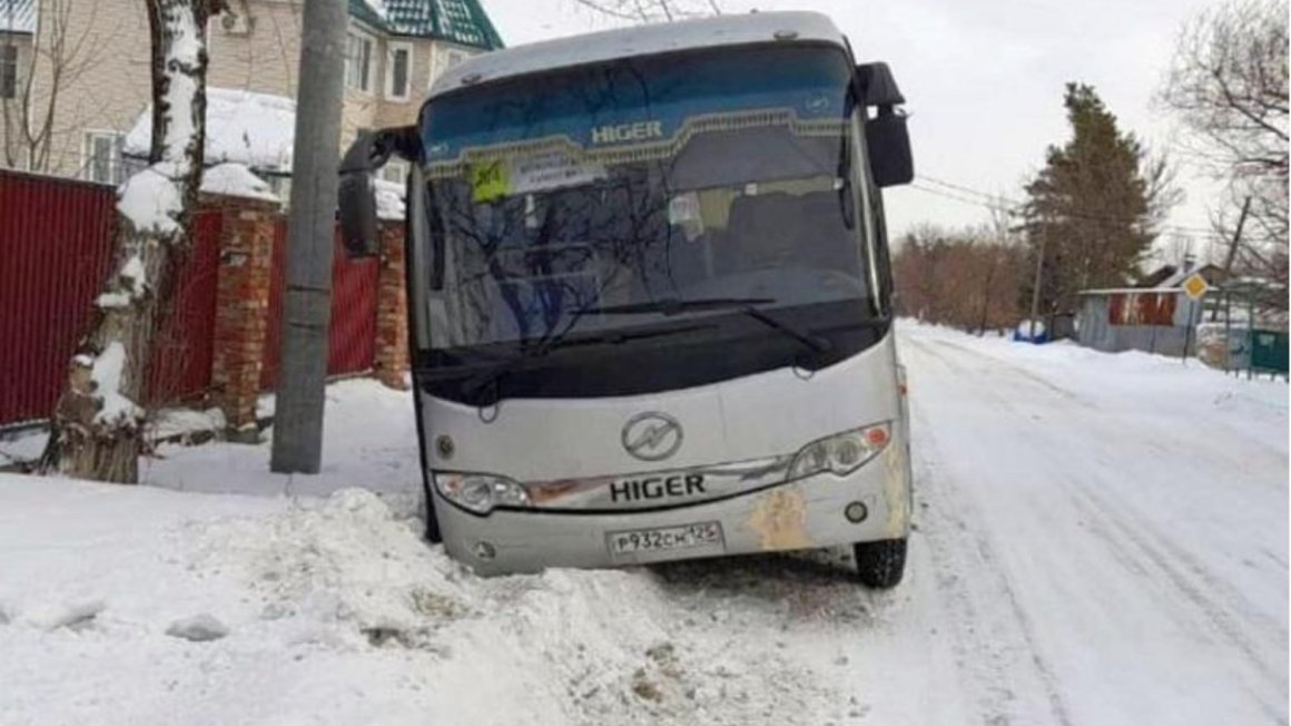 В Приморье автобус ушел в канаву, а водитель — домой