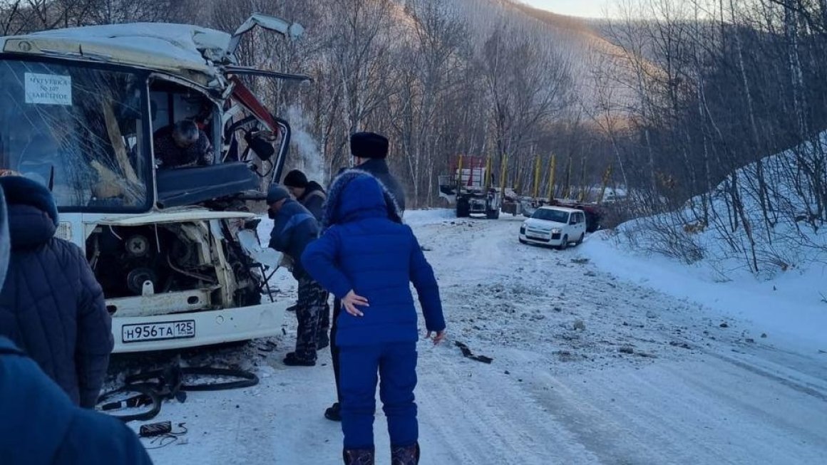 14 человек пострадали в жестком ДТП с автобусом и лесовозом