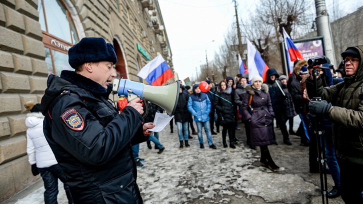 Хабаровские полицейские не ведутся на провокации митингующих