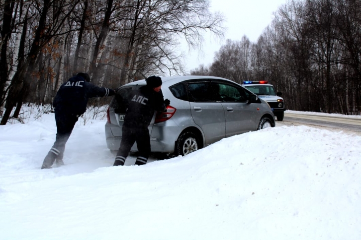 Разрулили ситуацию: сотрудники ГИБДД Приморья помогают автомобилистам