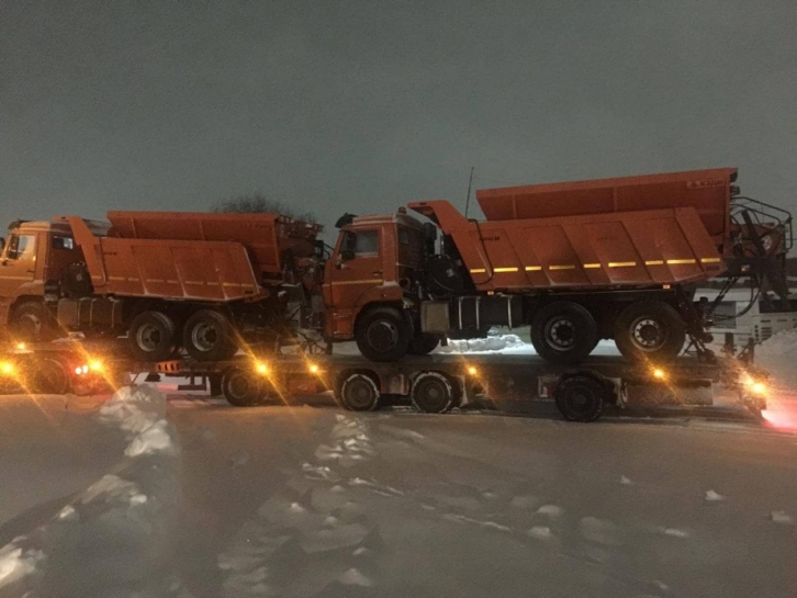 Первые три снегоуборочные машины прибыли в город Юности