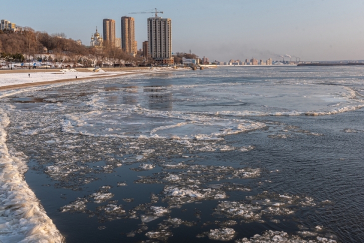 Теплая осень помешала установиться льду на Амуре в привычные даты