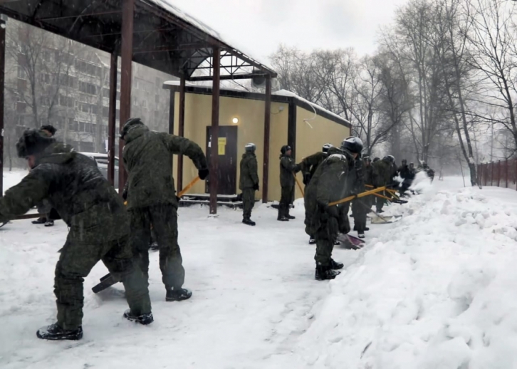 Военные ВВО помогли очистить Хабаровск от снега